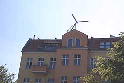 Den Wind nutzen: Auf dem Dach des Modellhauses Wönnichstraße 103 in Berlin ist eine Windkraftanlage installiert.